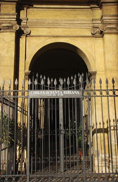 390px-chiesa_di_santa_bibiana_rome_-_facade_-_gate