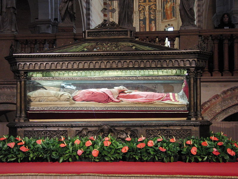 800px-St_Zeno's_body_(close_up)