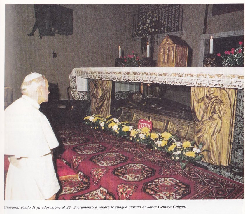 Giovanni-Paolo-II-adorazione-al-SS.-Sacramento