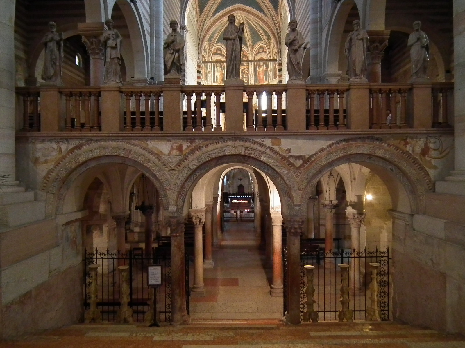 Verona,_Basilica_di_San_Zeno,_crypt_001