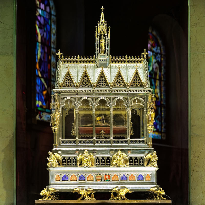 shrine-holy-right-hand-saint-stephen-i-st-stephen-s-basilica-budapest-first-king-hungary-mummified-king-kept-83864876
