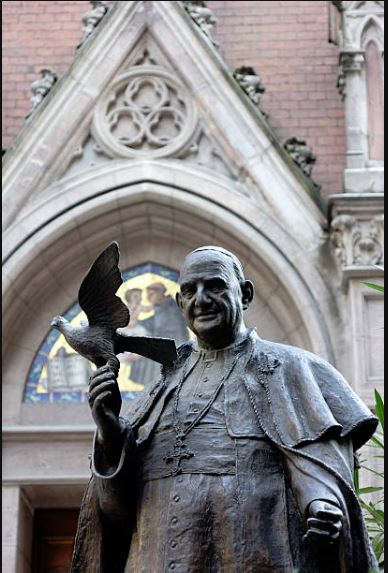 st pope john statue in istanbul.JPG