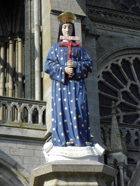pontmain_53_statue_de_la_vierge_sur_le_parvis_de_la_basilique.jpg