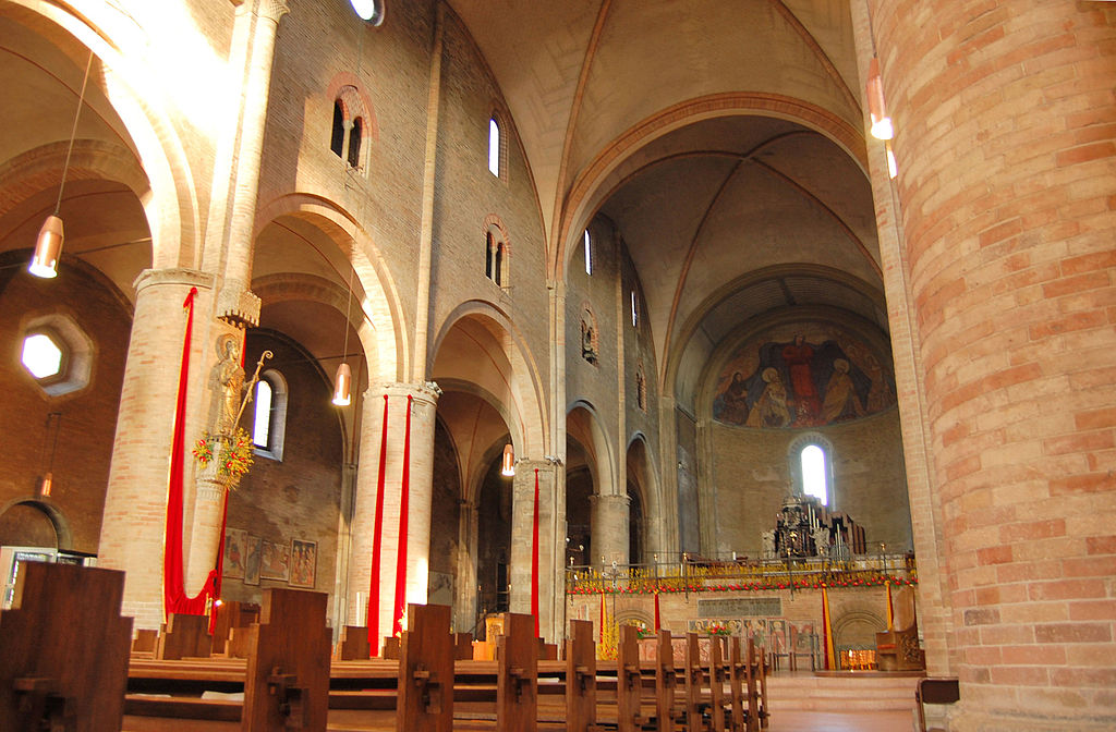 1024px-Duomo_di_Lodi_interno.jpg