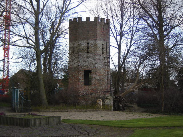 800px-Oudenburg_-_Toren_in_tuin_abdij-640x480