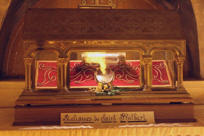 reliques_de_st_philbert_dans_la_crypte_de_leglise_de_noirmoutier__045647600_1555_04022013