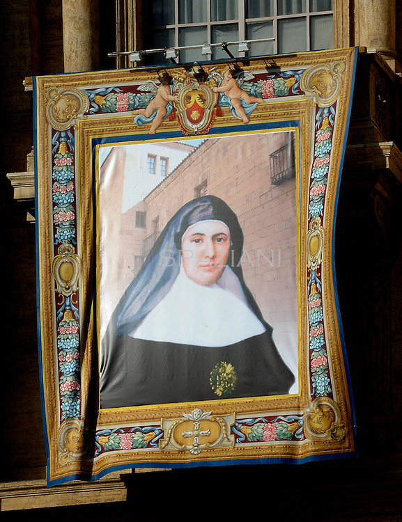 Pope Benedict XVI waves during a canonization mass in St. Peter's square, Vatican, 17 October 2010.