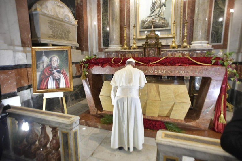 bl giuseppe pino puglisis pope francis at his tomb