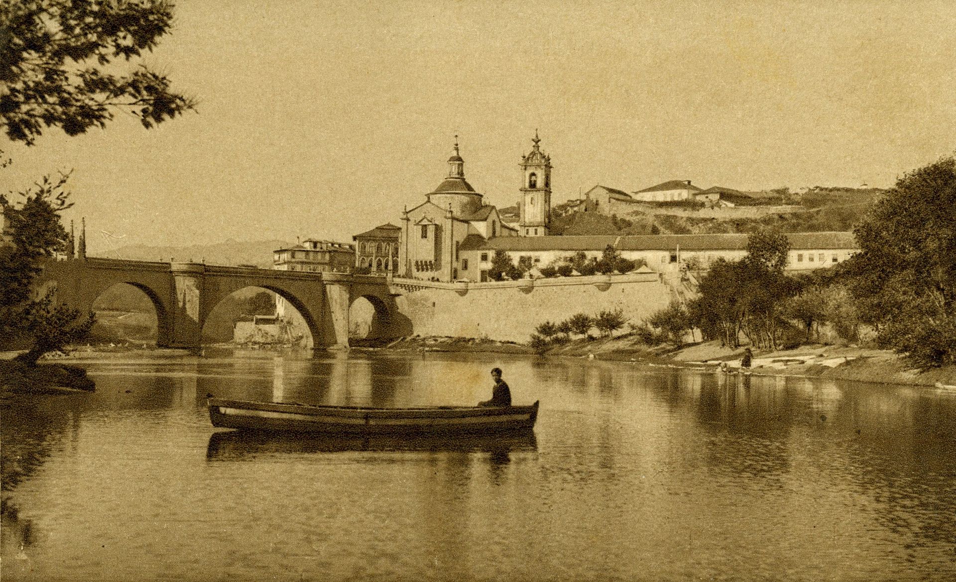 a view of the monastery and church 1910 Amarante,_trecho_do_rio_Tâmega.jpg
