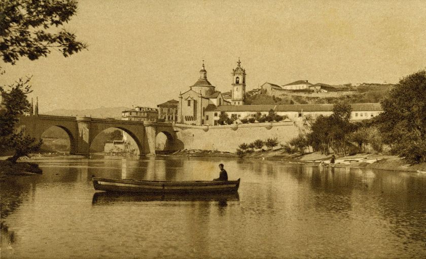 a view of the monastery and church 1910 Amarante,_trecho_do_rio_Tâmega.jpg