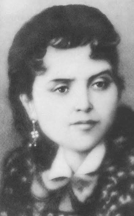 bl dolores very young.jpg