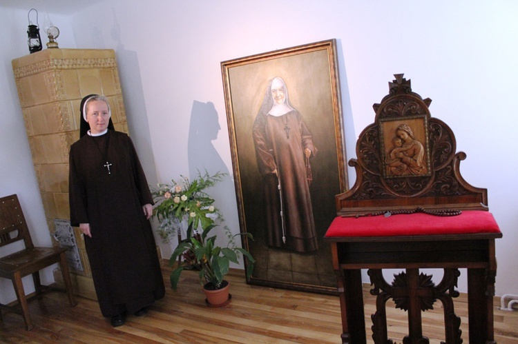 bl Malgorzata Lucja Szewczyk - sisters with artwork