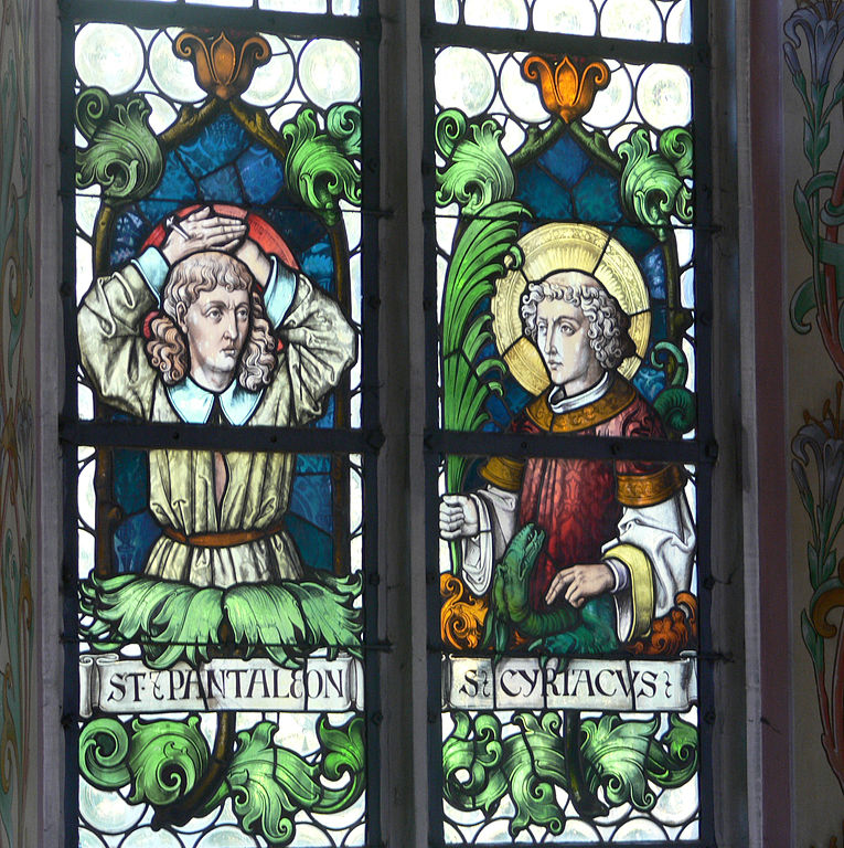 765px-Pfarrkirche_Weitnau_Nothelferfenster_Pantaleon_Cyriacus