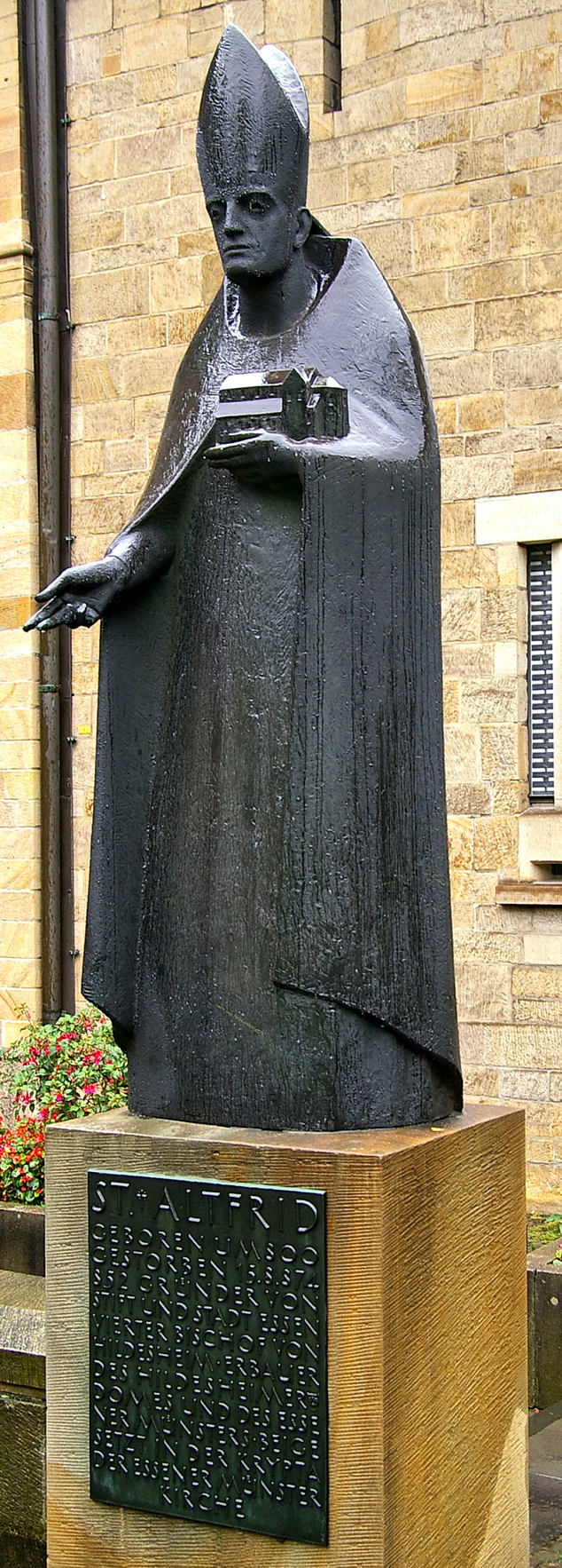 Altfrid_Statue_am_Essener_Münster